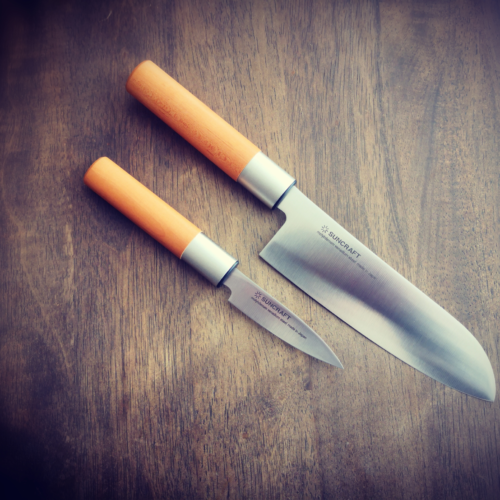 Knivsett Basic fra Suncraft [set4] . Kjøp kokkekniver, kokkekniver, kjøkkenkniver, kjøp kjøkkenkniver, kjøp suncraft, kjøp suncraft kniver, suncraft knives, universalkniv, kjøp universalkniv, skarpekniver, kjøp skarpekniver, japanske kniver, , allroundkniv, kokkekniv, skarpekniver, grønnsakskniv, eksklusive kniver, universalkniv, utility, kjøp santoku, kjøp grønnsakskniver, sushi kniver,